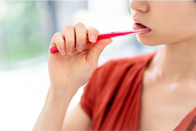 歯垢（プラーク）から歯石にならないように毎日ブラッシングをする女性